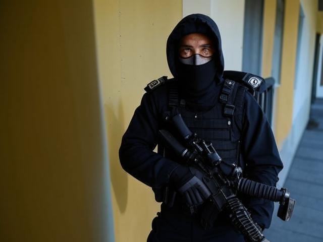 Бдительные стражи порядка остановили вооруженного злоумышленника, напавшего на сотрудников полиции в Северной столице