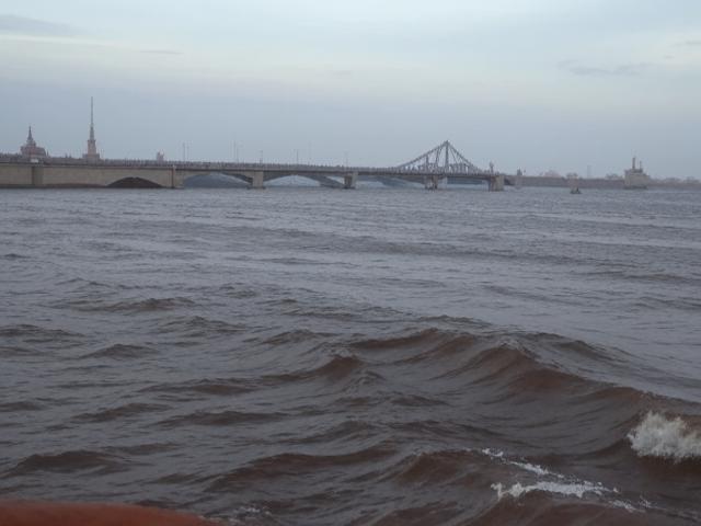 Трагедия на воде: один человек погиб, двое пострадали из-за сильного шторма в Петербурге